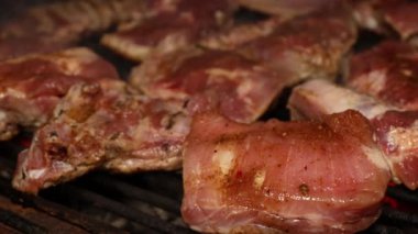 Kömürde pişmiş taze çiğ et. Bir tarafı ızgara taze domuz eti.
