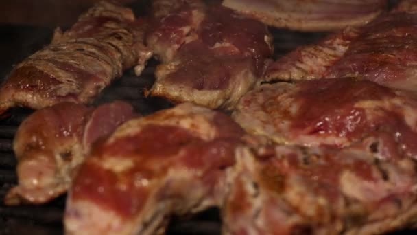 Carne Fresca Cruda Asada Sobre Carbón Vegetal Carne Fresca Jugosa — Vídeo de stock