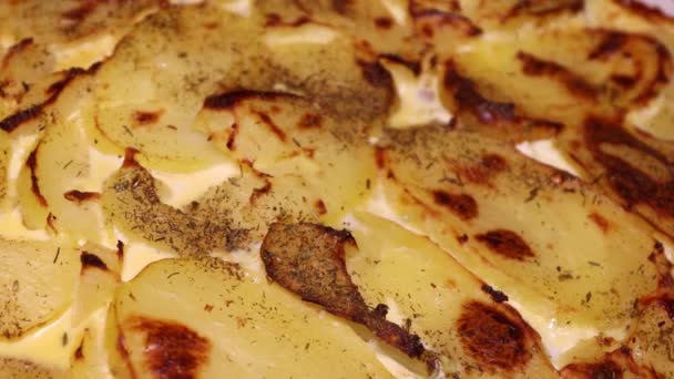 Roterende Schotel Met Hete Aardappelgratin Met Ham Kaas — Stockvideo