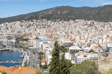 5 pril, 2024, Kavala Yunanistan. Kavala Limanı ve işlek caddeler Yunanistan 'daki antik kaleden fotoğraflandı