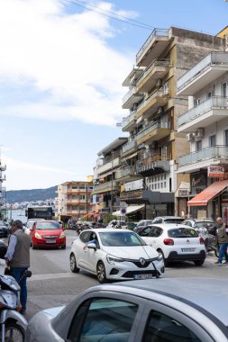 5 Nisan 2024, Kavala Yunanistan. Kavala 'nın renkli binaları ve Ege Denizi, Doğu Makedonya ve Trakya yakınlarındaki işlek caddeler,