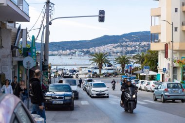 5 Nisan 2024, Kavala Yunanistan. Cavala 'nın renkli binaları ve Ege Denizi yakınlarındaki işlek cadde