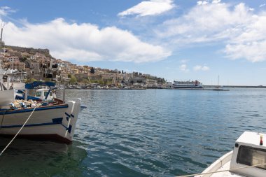 5 Nisan 2024, Kavala, Yunanistan. Ege kıyısındaki Kavala şehrinin kıyı şeridi.