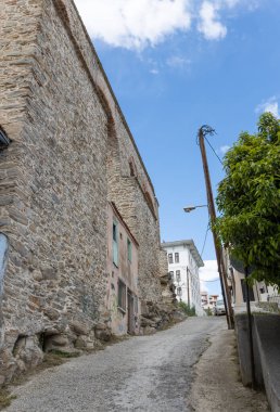 5 Nisan 2024, Kavala, Yunanistan. Kavala 'daki yüksek antik kalenin yakınındaki eski kasabada dar bir sokak..