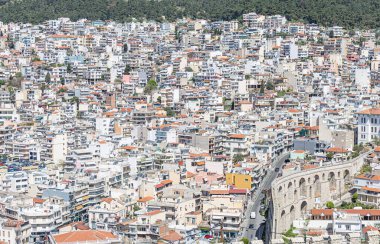 Kavala Yunanistan 5 Nisan 2024, yoğun inşa edilmiş binalar ve Kavala kentindeki antik su kemeri