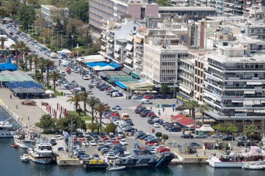Kavala Yunanistan 5 Nisan 2024, Kavala limanındaki sahil caddesinin bir kısmı, binalar ve botlar