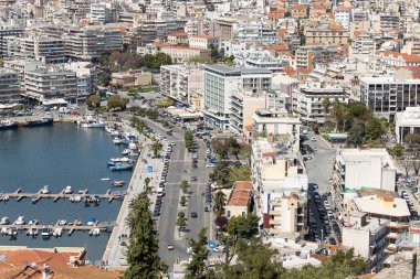5 Nisan 2024. Kavala, Yunanistan. Kavala limanındaki sahil caddesinin bir kısmı, binalar ve botlar