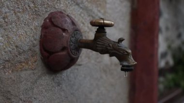 Eski bir su birikintisinden damlıyor. Su kaynaklarının korunması, su krizi