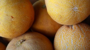 Pazarda kavunlar. Taze karpuzlar yakın plan. Sağlıklı yaşam için sulu rapre meyveleri.