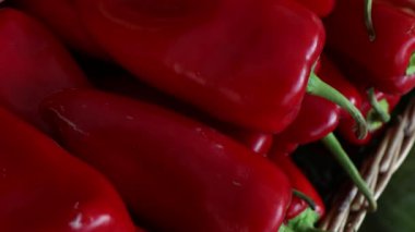 Taze kırmızı ve yeşil biber. Mağazadaki rafta duran organik sebzeler.