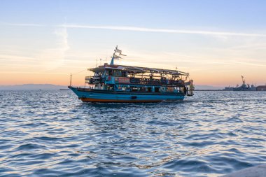 Selanik, Yunanistan, 23 Ekim 2024. Selanik yakınlarındaki İyon Denizi 'nin sularında yüzen gezici bir tekne.