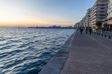 Selanik, Yunanistan, 23 Ekim 2024. Selanik yakınlarındaki İyon Denizi 'nin sularında yüzen gezici bir tekne.