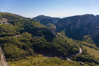 Meteora, Yunanistan, 24 Nisan 2024. Meteora 'daki yüksek kaya oluşumları ve manastırlar..