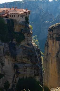Selanik, Yunanistan, 24 Nisan 2024. Meteora kayaları ve manastırı olan dağ manzarası, kayadaki manastırların manzarası..