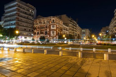 Selanik, Yunanistan, 24 Nisan 2024. Sokak, kıyı şeridi ve aristokrat meydanı yakınlarındaki binaların olduğu gece resimleri.. 