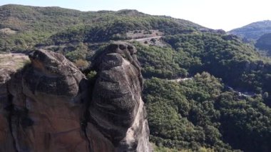 Meteora, Yunanistan, 24 Ekim 2024. Kalambaka yakınlarındaki Meteora 'daki kaya oluşumları ve manastırlar. Manastırlı dağ manzarası, Kalambaka yakınlarında eski manastırlar..