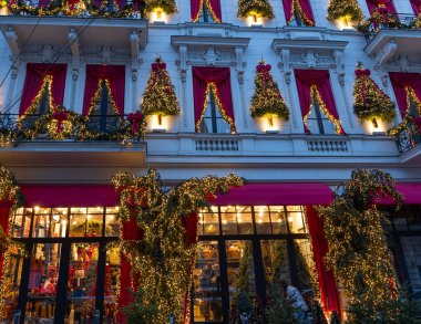 14 Aralık 2024 Bükreş Romanya. Şehir merkezinde Noel süslemeleri olan bir bina