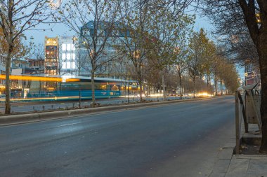14 Aralık 2024. Bükreş, Romanya. Ion C. Bratianu Bulvarı sektör 3 'te yer almaktadır ve Üniversite Meydanı' nı Union Meydanı 'na bağlar. Bulvar Bükreş 'in tarihi merkezini geçerek, onu yaklaşık olarak eşit iki parçaya bölüyor.
