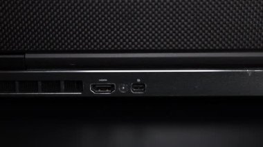 Bir dizüstü bilgisayarın arkasında, farklı tür giriş ve çıkışlar var. Çalışma istasyonu arkaplanı