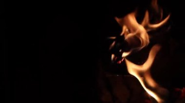 Karanlıkta yanan bir ateş.