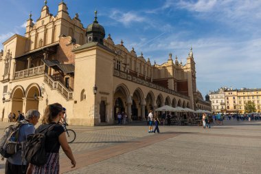 17 Nisan 2025 Krakow, Polonya, Ana Meydan tarihi kiliseler ve Kumaş Salonu (Sukiennice) ile çevrili bir alandır.).