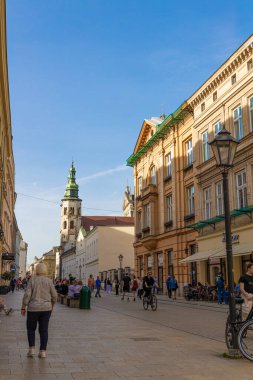 17 Nisan 2025 Krakow, güzel güneşli bir günde Eski Krakow Kasabası 'ndaki St. Andrew Kilisesi