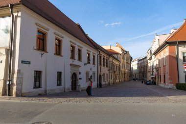17 Nisan 2025 Krakow, Canonitza Caddesi, Wawel Kalesi yakınlarındaki Krakow Eski Kasabası.