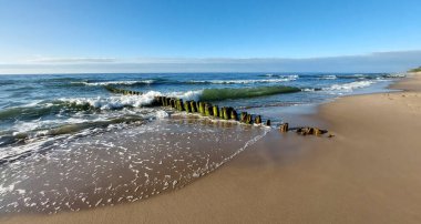 Polonya 'ya, Baltık Denizi' ne, çevreleyen şehirlere, plajlara ve muhteşem günbatımlarına, gündoğumlarına ve doğaya bir gezi.