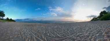 Polonya 'ya, Baltık Denizi' ne, çevreleyen şehirlere, plajlara ve muhteşem günbatımlarına, gündoğumlarına ve doğaya bir gezi.