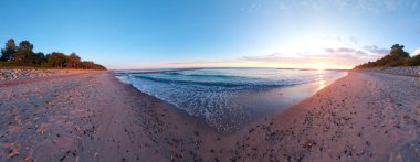 Polonya 'ya, Baltık Denizi' ne, çevreleyen şehirlere, plajlara ve muhteşem günbatımlarına, gündoğumlarına ve doğaya bir gezi.