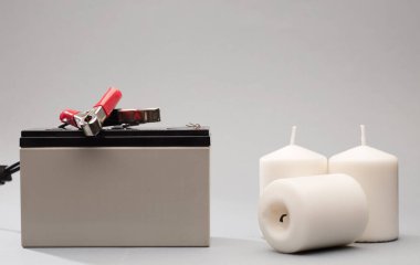 pozitif kırmızı cıvatalar, negatif siyah, 12V pil, gri mum arkaplan