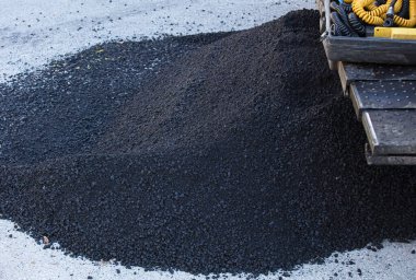 açık havada mavi-siyah granüler asfalt