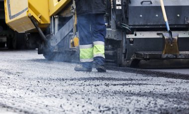 asfalt yol makineli operatör