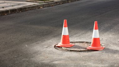 Yol tehlikesi konileri işaret ediyor. Yol bakım işlerinde