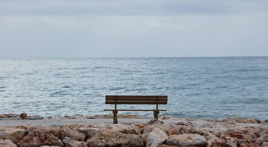 Güzel denizin önünde yapayalnız ahşap bir sahil.