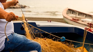 Balıkçı tahtırevanı, balık yakalama ağları, balıkçı, Akdeniz 'de çalışmak üzere malzemeyi düzeltir ve hazırlar.. 