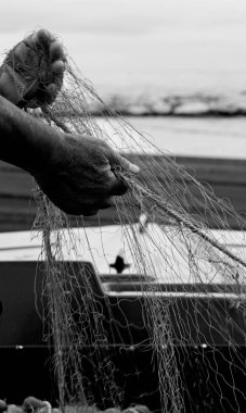 Elleri sopanın plajlarında ağlarla balık tutmaya hazırlanan Malaga balıkçıları.