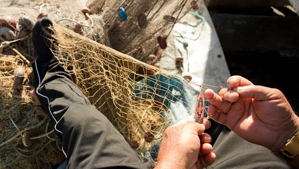 Fischernetz Den Händen Des Fischers Mit Nadel Und Faden Greift Stockfoto