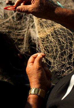 Akdeniz balıkçısı, Malaga kıyısı, bir balıkçı ağı örüyor ve onarıyor