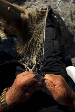 Akdeniz balıkçısı, Malaga kıyısı, bir balıkçı ağı örüyor ve onarıyor