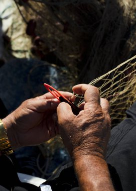 Akdeniz balıkçısı, Malaga kıyısı, bir balıkçı ağı örüyor ve onarıyor