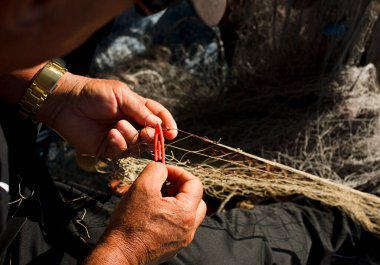 Akdeniz balıkçısı, Malaga kıyısı, bir balıkçı ağı örüyor ve onarıyor