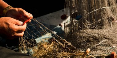 Akdeniz balıkçısı, Malaga kıyısı, bir balıkçı ağı örüyor ve onarıyor