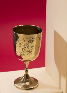 Güzel altın kadeh açık bej incil üzerinde kırmızı arkaplanlı