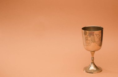 Kahverengi geçmişi olan Hıristiyan kadehi