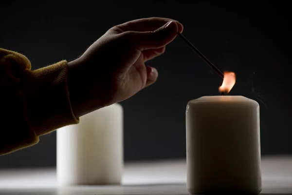 Kerze Mit Flamme Feuerzeug Der Hand Des Kindes — Stockfoto