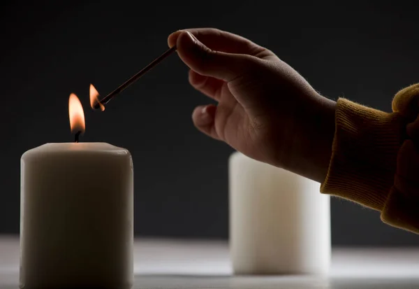 用肉麻做的蜡烛 放在孩子的手上打火机 — 图库照片
