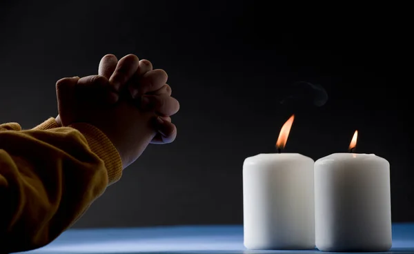 Αγόρι Κίτρινο Πουλόβερ Σταυρωμένα Χέρια Προσεύχεται Αναμμένα Κεριά Μπλε Τραπέζι — Φωτογραφία Αρχείου