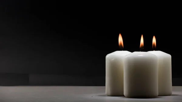 Drei Brennende Kerzen Auf Weißem Tisch Mit Schwarzem Hintergrund Platz Stockbild