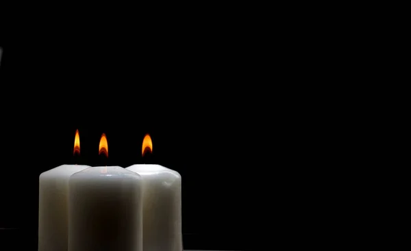 Drei Brennende Kerzen Auf Weißem Tisch Mit Schwarzem Hintergrund Platz Stockfoto